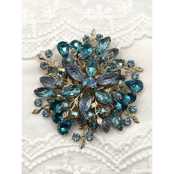 Vintage 3D Plastic Rhinestone Brooch Blue Gold Tone J1-3016 - Picture 4 of 10
